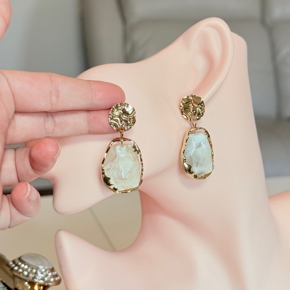 ⚜️ Gold and Créame Stone Drop Earrings - Women's Jewelry - Picture 7 of 8